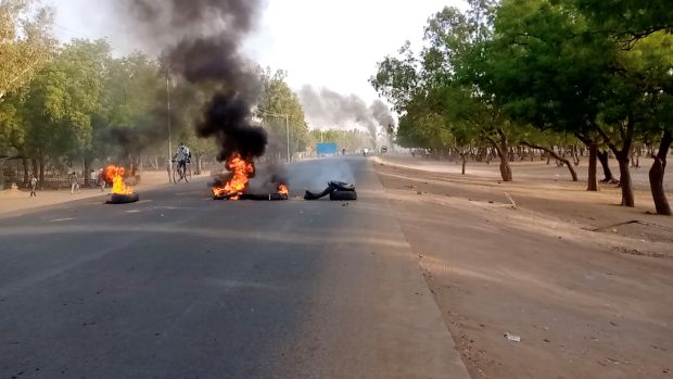 Africký Čad má za sebou další krvavé protesty, a to jen den po jmenování nového premiéra. Obyvatelé v úterý znovu vyšli do ulic a protestovali proti vojenské radě