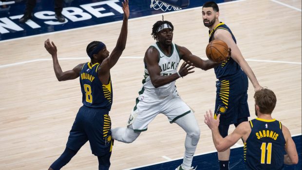 Basketbalista Jrue Holiday v zápase proti Brooklynu