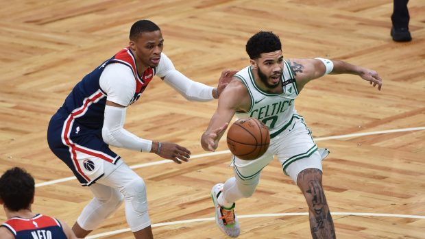 Jayson Tatum uniká bránícímu Russellu Westbrookovi