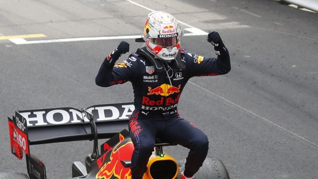 Max Verstappen slaví triumf.