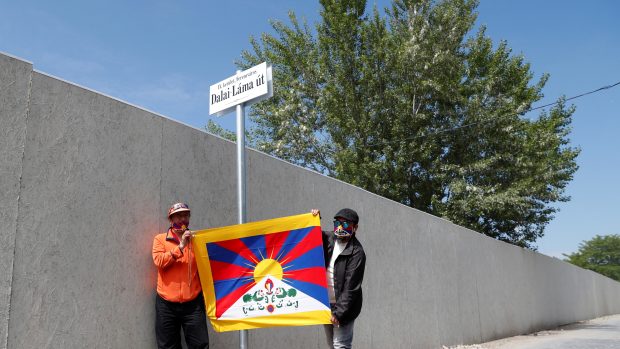 Aktivisté drží tibetskou vlajku v Budapešti v ulici pojmenované po dalajlamovi