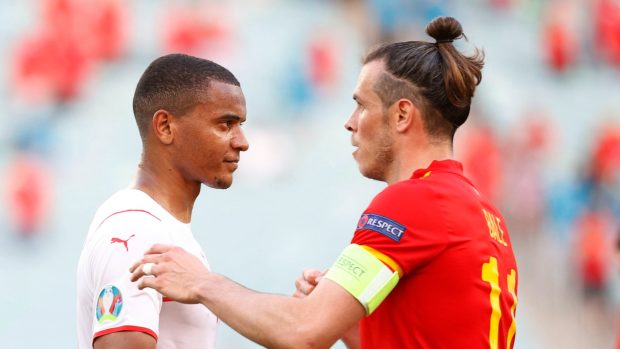 Švýcar Manuel Akanji (vlevo) a Velšan Gareth Bale