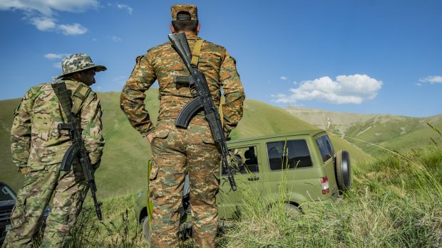 Arménští vojáci hlídkující v horách poblíž hranic s Ázerbájdžánem v údolí Gegharkunik (archivní foto)