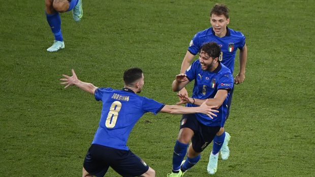 Manuel Locatelli slaví se spoluhráči vstřelený gól