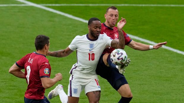 Raheem Sterling v souboji s českými hráči Tomášem Holešem (vlevo) a Vladimírem Coufalem