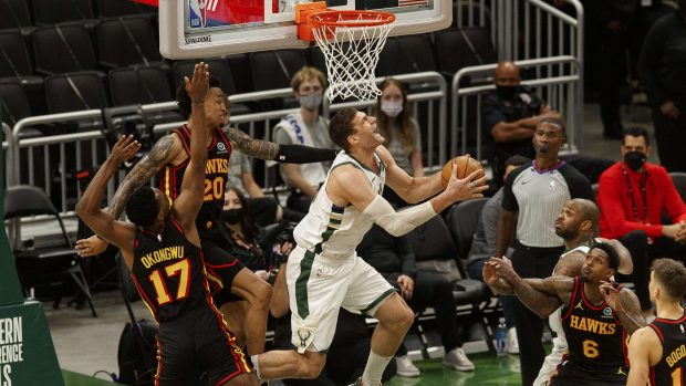 Nejlepším střelcem pátého zápasu semifinále mezi Milwaukee a Atlantou byl Brook Lopez, který si 33 body vytvořil osobní maximum v play-off