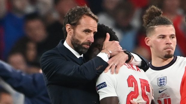 Trenér Gareth Southgate utěšuje neúspěšného penaltového střelce Bukaya Saku
