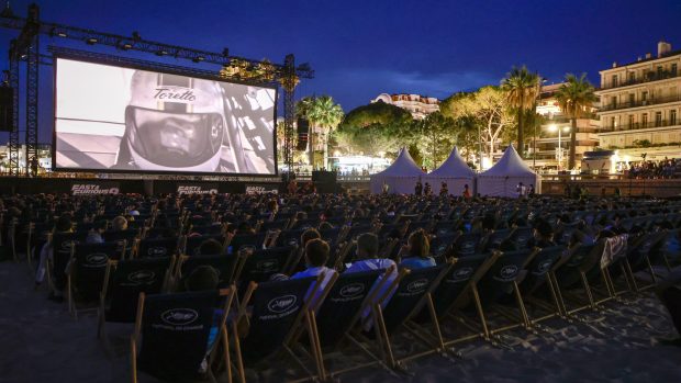 Promítání na pláži na festivalu v Cannes