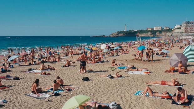 Pláže kvůli výskytu toxických řas uzavřelo i letovisko Biarritz