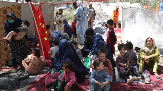Afghánské rodiny, které prchají z oblastí dobytých radikáli.