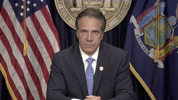 Andrew Cuomo během tiskové konference