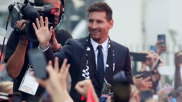 Lionel Messi se zdraví s fanoušky v Paříži.