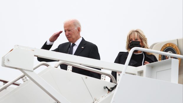 Americký prezident Joe Biden míří na leteckou základnu Dover ve státě Delaware