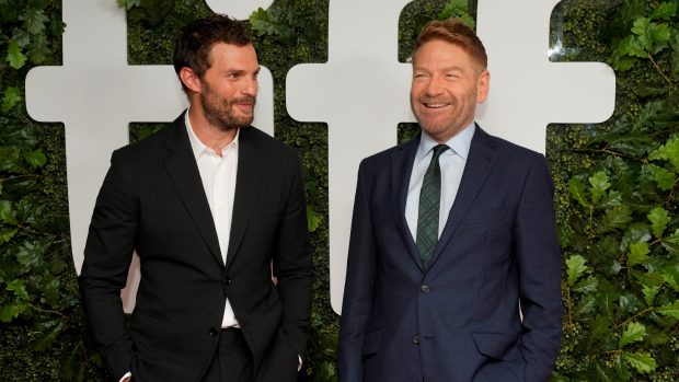 Na festivalu vyhrál snímek Belfast. Vlevo herec Jamie Dornan, který představuje titulní roli filmu, vpravo režisér Kenneth Branagh.