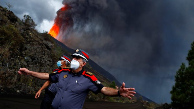 Proud lávy ze sopky na ostrově La Palma výrazně zpomalil, možná do moře nedorazí