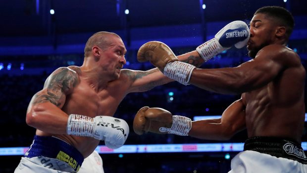 Boxeři Oleksandr Usyk a Anthony Joshua