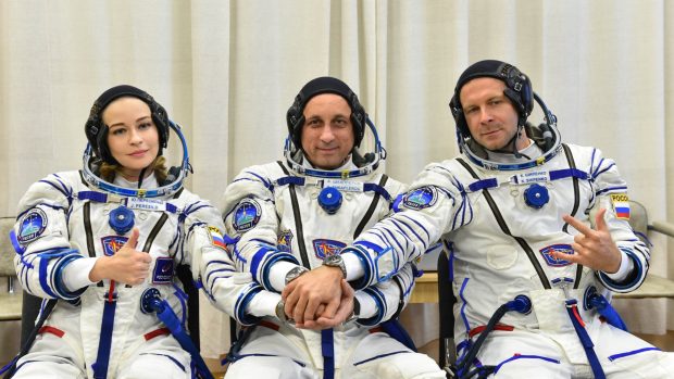 Na ISS kromě kosmonauta Antona Škaplerova (uprostřed) odletěli i herečka Julija Peresildová a režisér Klim Šipenko