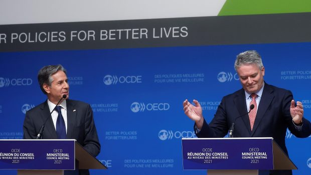 Vlevo Antony Blinken, ministr zahraničních věcí USA, vpravo Mathias Cormann, generální tajemník OECD.