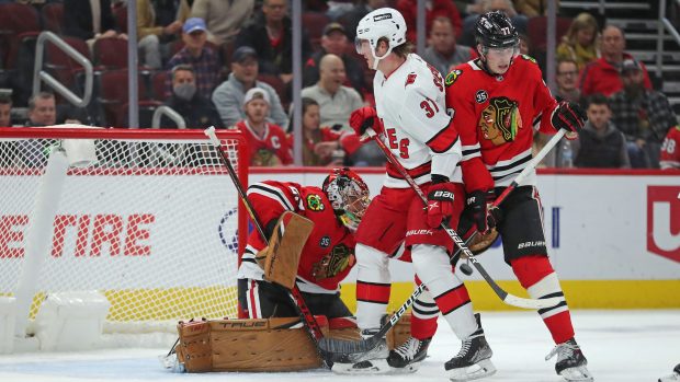 Hurricanes porazili tápající Blackhawks 4:3 a po devíti zápasech zůstávají stoprocentní