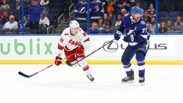 Hokejový útočník Martin Nečas rozhodl v NHL gólem v prodloužení o výhře Caroliny 2:1 na ledě Tampy Bay