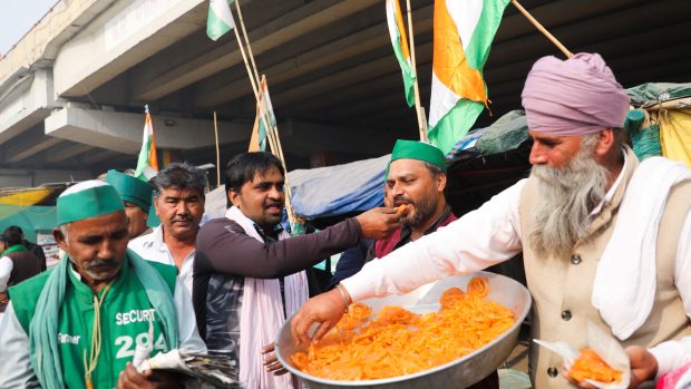 Indičtí zemědělci slaví po oznámení premiéra Módího, že vláda stáhne tři kontroverzní zemědělské zákony