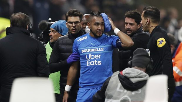 Dimitri Payet si leduje hlavu po zásahu plastovou lahví