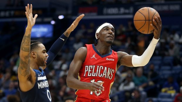 Spoluhráč Tomáše Satoranského v New Orleans Kira Lewis (vpravo)  si vážně poranil koleno a v této sezoně NBA už si nezahraje