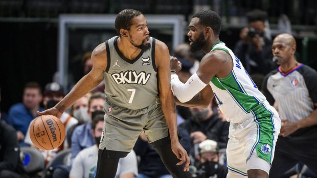 Kevin Durant z Brooklynu proti Timu Hardawayovi Jr. z Dallasu