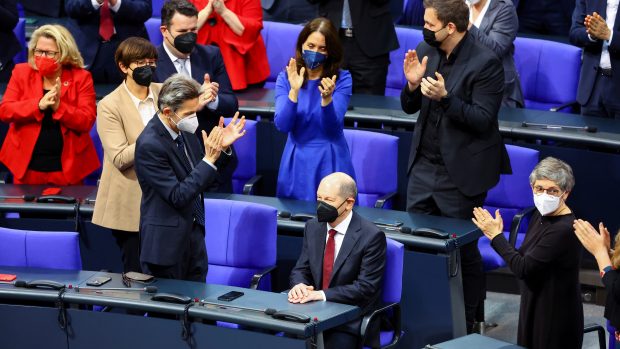 Scholz tak získal více hlasů, než kolik jich bylo potřeba ke zvolení, zároveň jich bylo o 21 méně, než kolik mandátů má nastupující koalice. Tu vedle sociálních demokratů (SPD) tvoří Zelení a liberální svobodní demokraté (FDP)