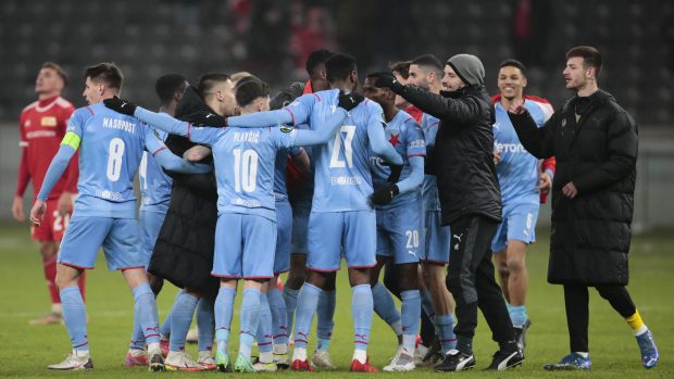 Mezi sedmi možnými soupeři fotbalistů Slavie v úvodním kole vyřazovací fáze Evropské konferenční ligy jsou i Midtjylland a Leicester, s nimiž se utkali v minulé sezoně. Pondělní los jim může přisoudit také Fenerbahce Istanbul s obráncem Filipem Novákem