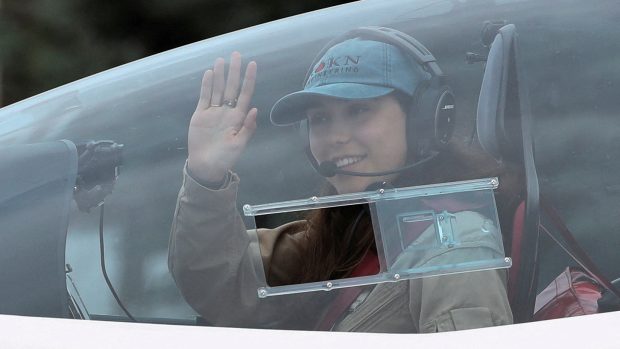 Devatenáctiletá pilotka Zara Rutherford na začátku své výpravy za světovým rekordem - na letišti v belgickém Wevelgemu (foto z 18. srpna 2021)