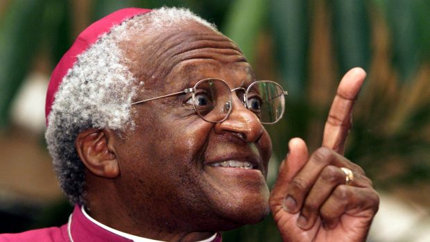 Ve věku 90 let zemřel jihoafrický emeritní arcibiskup, bojovník proti rasistickému režimu apartheidu a držitel Nobelovy ceny za mír Desmond Tutu (na snímku z roku 2001)