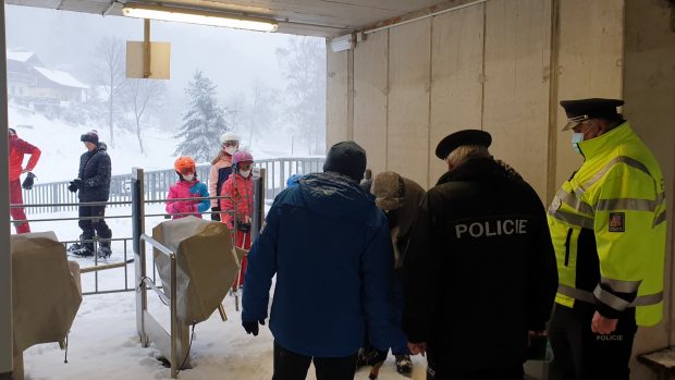 Přestože do areálu dorazili lidé, nakonec na lanovku vpuštěni nebyli