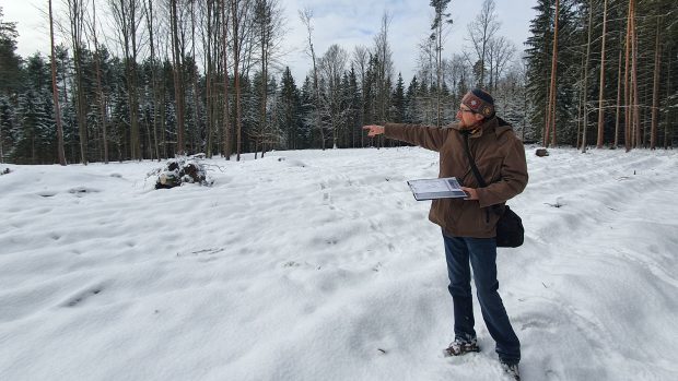 Archeolog Jiří Havlice ukazuje na jedno z poškozených nalezišť na Písecku.