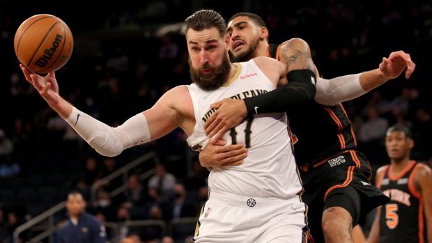 Jonas Valanciunas z New Orleans faulovaný Obim Toppinem z New Yorku