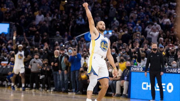 Stephen Curry oslavuje vítězný koš v poslední vteřině