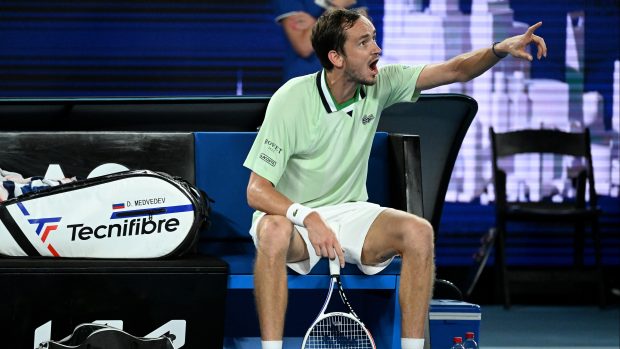 Zuřící Daniil Medveděv v semifinále Australian Open