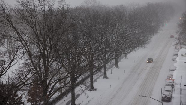 Auta jezdí po zasněžené Central Park West avenue v New Yorku poté, co oblast zasáhla silná sněhová bouře