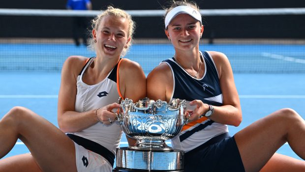 Kateřina Siniaková a Barbora Krejčíková s trofejí pro vítěze Australian Open