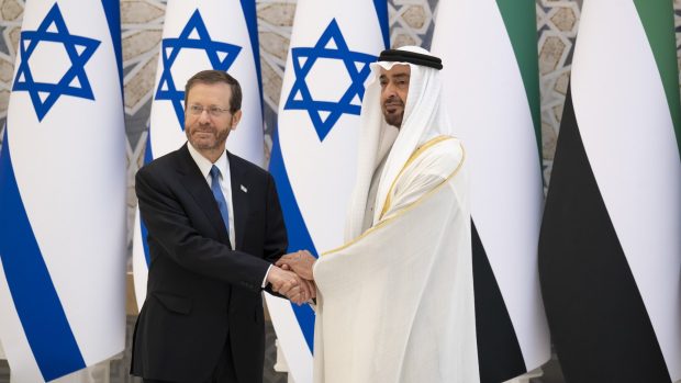 Izraelský prezident Jicchak Herzog a faktický vládce Spojených arabských emirátů korunní princ Muhammad bin Zajd