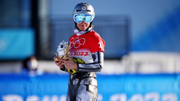Ester Ledecká obhájila olympijské zlato v paralelním obřím slalomu na snowboardu a získala první českou medaili na hrách v Pekingu