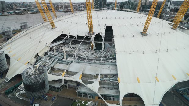 V britské metropoli vítr roztrhal část střešního pláště víceúčelové O2 Areny