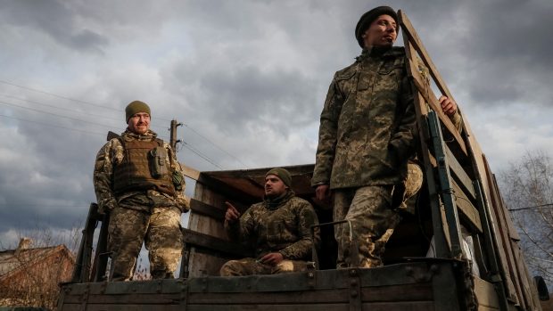 Ukrajinští vojáci na korbě náklaďáku poblíž vesnice Zajceve  v Doněcké oblasti