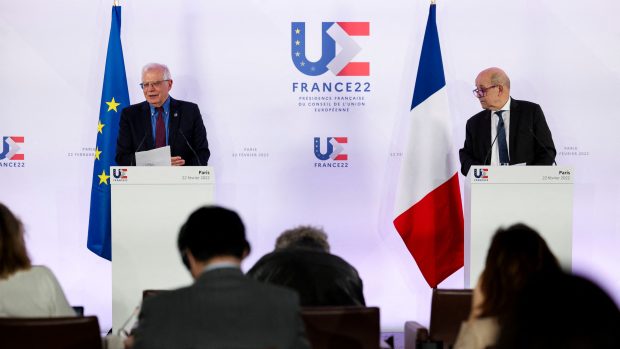 Předseda unijní diplomacie Josep Borrell a francouzský ministr zahraničí Jean-Yves Le Drian