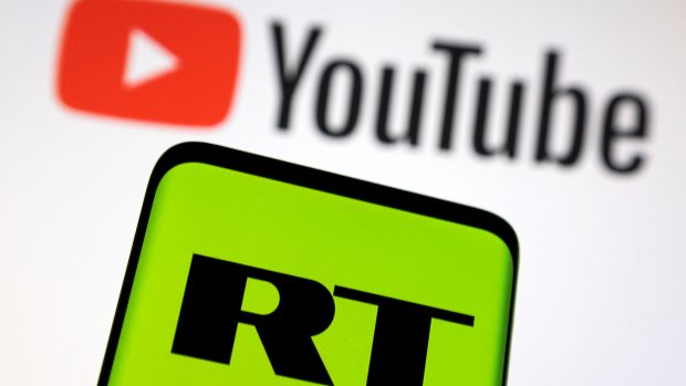 Provozovatel internetové služby YouTube s okamžitou platností zablokoval po celé Evropě kanály spojené s ruskou státní televizí RT