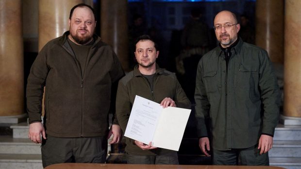 Pod společné prohlášení kromě prezidenta Volodymyra Zelenského připojili podpisy premiér Denys Šmyhal a předseda ukrajinské Nejvyšší rady Ruslan Stefančuk.