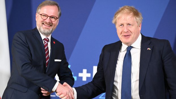 Britský premiér Boris Johnson s českým premiérem Petrem Fialou na summitu V4 a Velké Británie