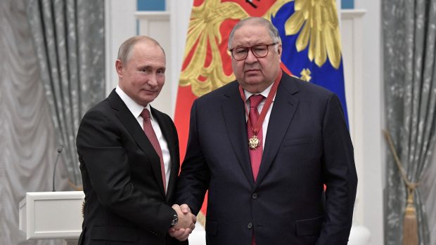 Ališer Usmanov (vpravo) s Vladimirem Putinem v listopadu 2018