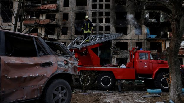 Zásah hasičů v rozbombardované budově v městě Odoloň nedaleko Kyjeva