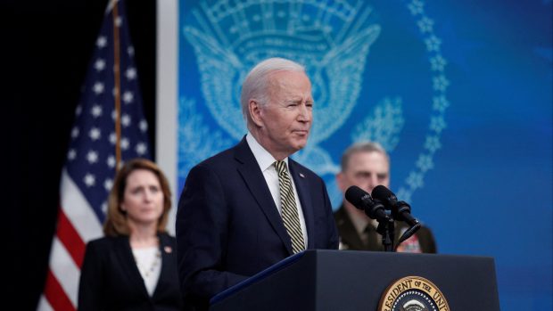 Americký prezident Joe Biden s náměstkyní ministryně obrany Kathleen Hicksovou (vlevo) a předsedou Sboru náčelníků štábu generálem Markem Milleym (vpravo), když oznamuje další pomoc, kterou americká vláda poskytne Ukrajině kvůli ruské invazi